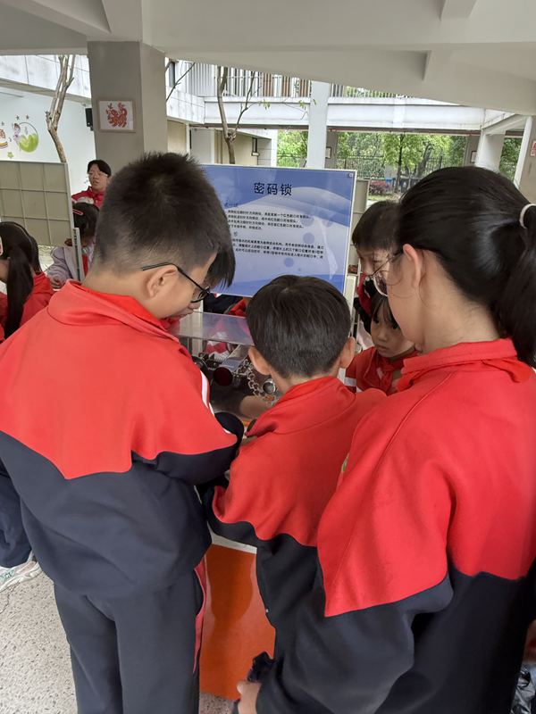 第十个“中国航天日”福州科技馆科普大篷车走进福州高新区旗山中心小学