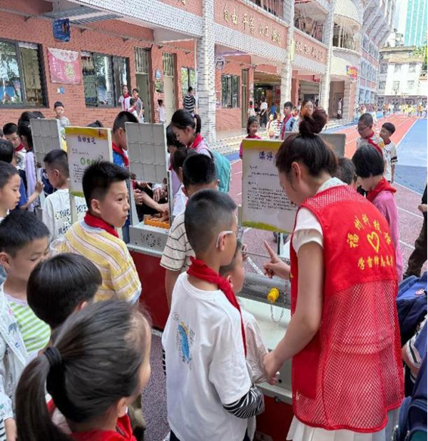 体验·创新·成长——福州科技馆科普大篷车走进福州市群众路小学