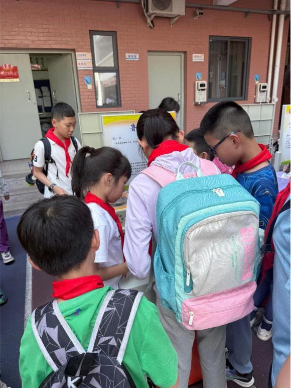 体验·创新·成长——福州科技馆科普大篷车走进福州市群众路小学