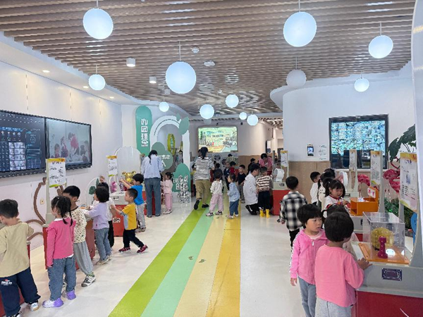 童趣解码科学密语——福州市儿童学园迎来奇妙科普之旅