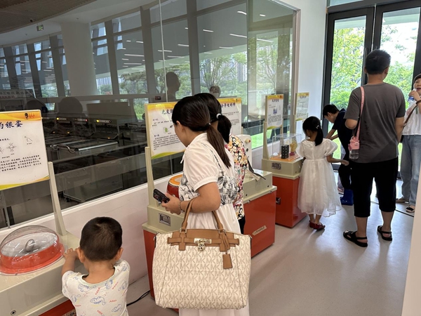 智启童心，科润书香——福州科技馆科普大篷车走进福州市少儿图书馆