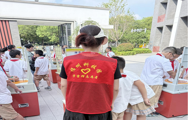 科普大篷车进校园 科创火种燃青春——福州三十二中科技节活动 科普大篷车进校园 科创火种燃青春——福州三十二中科技节活动