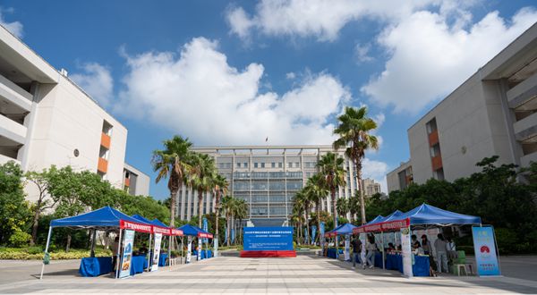 福州科技馆科普大篷车开进平潭师大附中——全国科普月主场活动启动,点燃校园科学热情 福州科技馆科普大篷车开进平潭师大附中——全国科普月主场活动启动,点燃校园科学热情