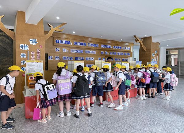 “趣”享科普秀,点亮科学梦——福清滨江小学开展科普月系列活动 “趣”享科普秀,点亮科学梦——福清滨江小学开展科普月系列活动