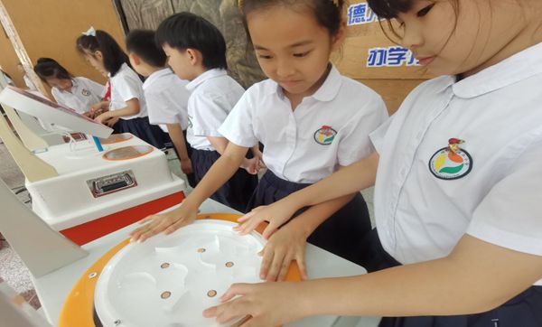 “趣”享科普秀,点亮科学梦——福清滨江小学开展科普月系列活动 “趣”享科普秀,点亮科学梦——福清滨江小学开展科普月系列活动