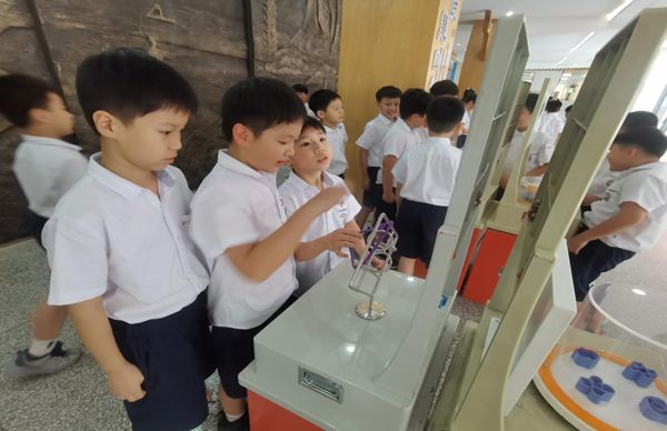 “趣”享科普秀,点亮科学梦——福清滨江小学开展科普月系列活动 “趣”享科普秀,点亮科学梦——福清滨江小学开展科普月系列活动