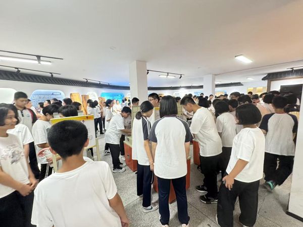 “车”载科学趣,滨江学子遇新知——福清滨江中学科普车活动 “车”载科学趣,滨江学子遇新知——福清滨江中学科普车活动