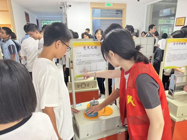 “车”载科学趣,滨江学子遇新知——福清滨江中学科普车活动 “车”载科学趣,滨江学子遇新知——福清滨江中学科普车活动