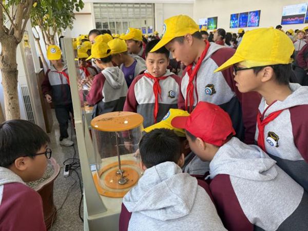 “科技伴成长,创新驱动梦”——连江县第二实验小学相约福州科技馆共寻科学佳境 “科技伴成长,创新驱动梦”——连江县第二实验小学相约福州科技馆共寻科学佳境