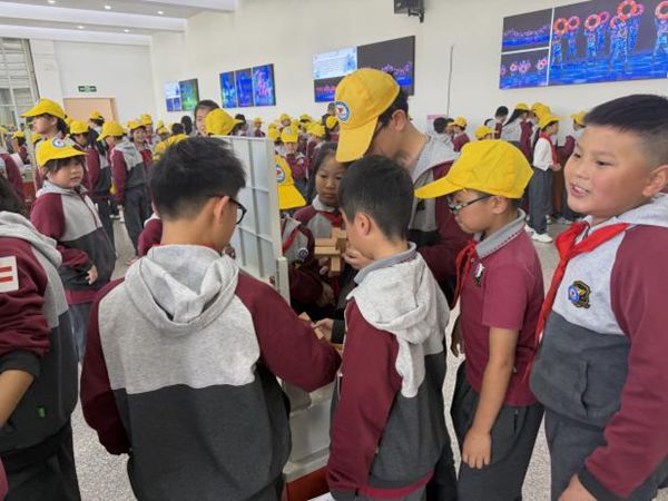 “科技伴成长,创新驱动梦”——连江县第二实验小学相约福州科技馆共寻科学佳境 “科技伴成长,创新驱动梦”——连江县第二实验小学相约福州科技馆共寻科学佳境