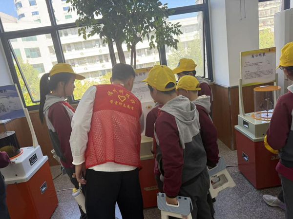 “科技伴成长,创新驱动梦”——连江县第二实验小学相约福州科技馆共寻科学佳境 “科技伴成长,创新驱动梦”——连江县第二实验小学相约福州科技馆共寻科学佳境