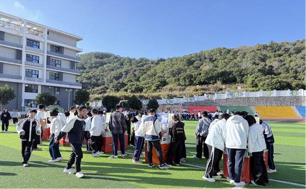 科普大篷车献礼三十华诞 科技之光点亮融城未来——福州科技馆科普进校园活动赋能融城中学30周年校庆