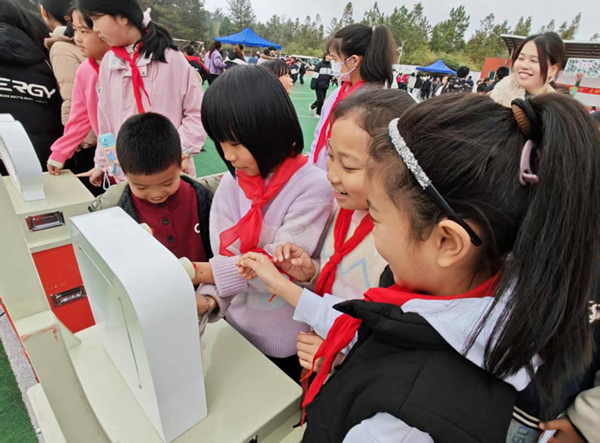 赴一场科技之约 种一个未来梦想 ——福州科技馆科普大篷车驶入闽侯大湖中学点亮科学梦  