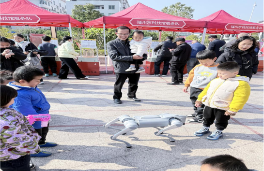 科技下乡暖民心 福州科技馆科普大篷车点亮2026年闽清“三下乡”活动