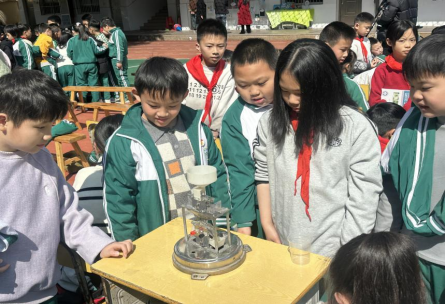 “科学驿站”进校园 气象奥秘“零距离” 福州科技馆科普大篷车助力2026世界气象日永泰主场活动