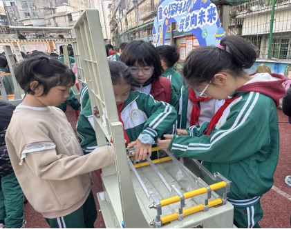 “科学驿站”进校园 气象奥秘“零距离” 福州科技馆科普大篷车助力2026世界气象日永泰主场活动