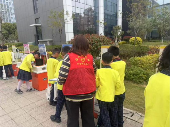 科普大篷车开进气象日,沉浸式互动“观测”未来——福州科技馆科普大篷车进福建省气象局 科普大篷车开进气象日,沉浸式互动“观测”未来——福州科技馆科普大篷车进福建省气象局