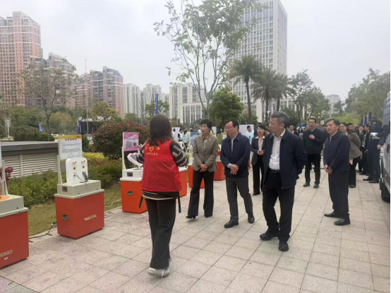 科普大篷车开进气象日,沉浸式互动“观测”未来——福州科技馆科普大篷车进福建省气象局 科普大篷车开进气象日,沉浸式互动“观测”未来——福州科技馆科普大篷车进福建省气象局