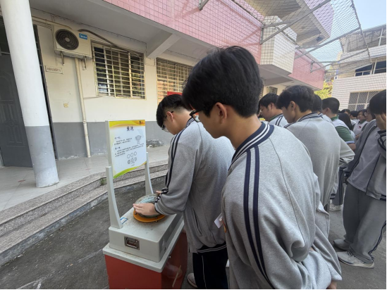 零距离触摸科学——福州科技馆科普大篷车驶入闽清县第二中学