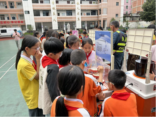 播撒科学种子 守护健康成长——科普大篷车驶入闽清县省璜镇中心小学