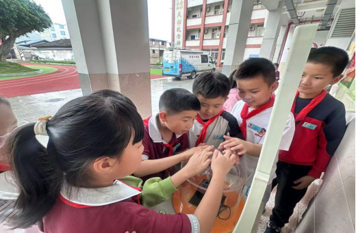 科普下乡送服务 精准辅导惠童心 福州科技馆科普大篷车驶入闽清县坂东镇中心小学