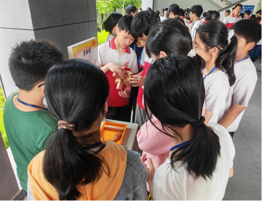 科学润心田 风华启少年 ——福州科技馆科普大篷车驶入闽清县省璜初级中学
