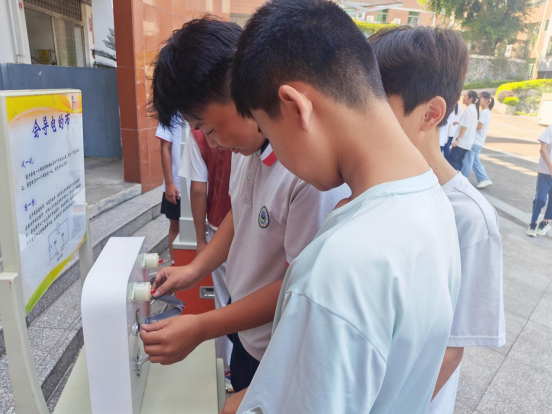 以实践探真知 让科学浸润中学课堂 ——福州科技馆科普大篷车驶入闽清县白樟初级中学