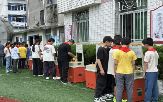 指尖触碰辉光，科技点亮乡村——福州科技馆科普大篷驶入闽清县下祝乡中心小学