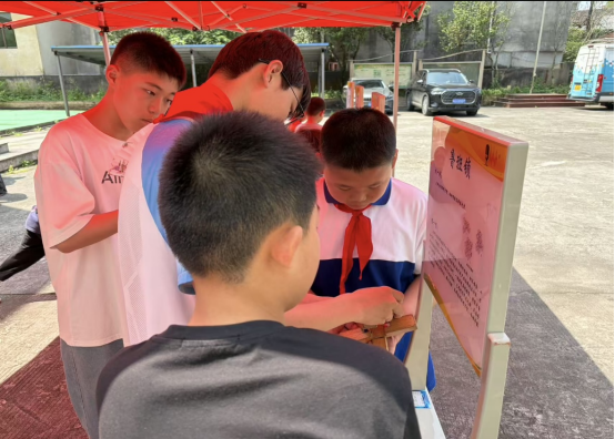 沉浸式科学浸润山村校园 ——福州科技馆科普大篷车赴晋安宦溪捷坂小学开展活动