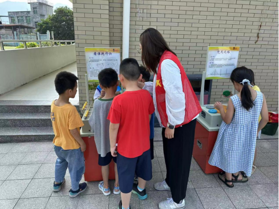 科普大篷车进校园 科技趣味点亮求知梦 ——福州科技馆科普大篷驶入闽侯奎石中心小学