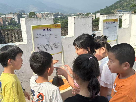 科普大篷车进校园 科技趣味点亮求知梦 ——福州科技馆科普大篷驶入闽侯奎石中心小学