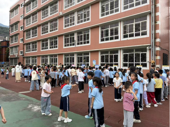 点燃科技之光 智启少年梦想——福州科技馆科普大篷车驶入福州快安学校