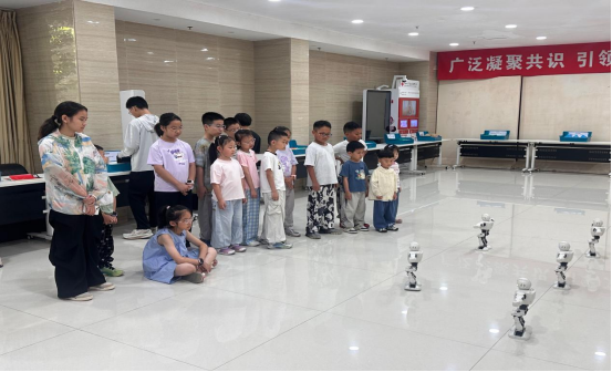 科普大篷车走进市政协机关 助力和谐家庭亲子夏令营