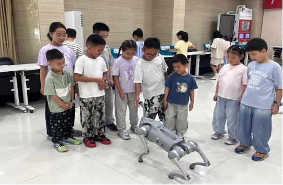 科普大篷车走进市政协机关 助力和谐家庭亲子夏令营