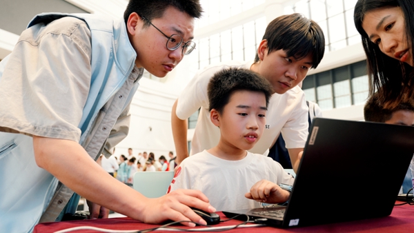 福州科技馆“科技普及·创新未来”五一主题活动圆满举办——互动体验点燃科学热情，光影盛宴点亮榕城之夜