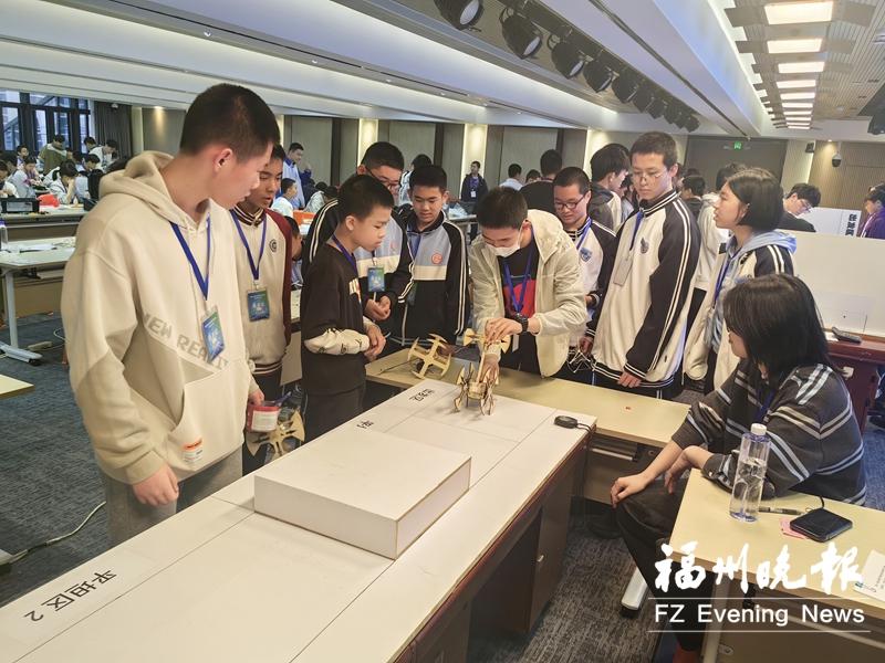 “未来太空车”不到40克 福州中学生作品科技感满满