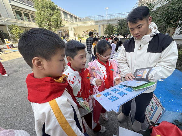 反邪教知识进校园,为孩子们撑起“保护伞” 反邪教知识进校园,为孩子们撑起“保护伞”
