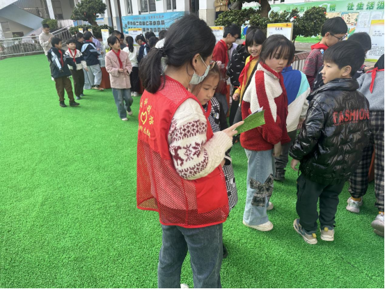 科学点亮童心 无邪守护成长,反邪教宣传活动走进连江下宫中心小学 科学点亮童心 无邪守护成长,反邪教宣传活动走进连江下宫中心小学