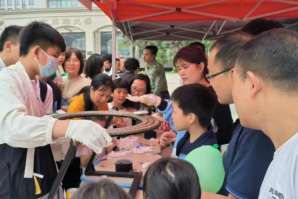 “遇见科学 预见未来”中国科学院福建物构所举办第十九届公众科学日活动