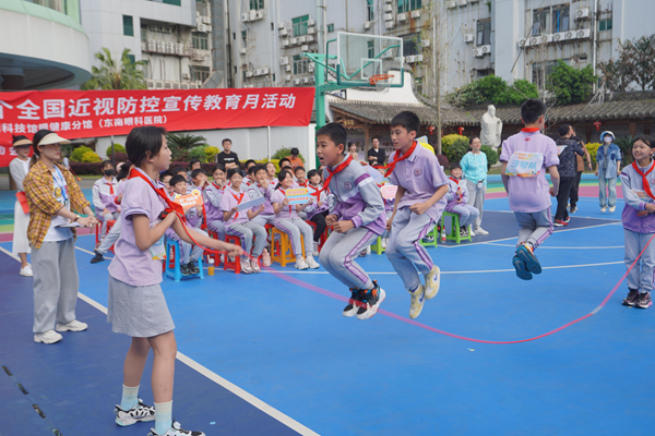 “目”浴阳光 预防近视——这场趣味运动会快乐又护眼