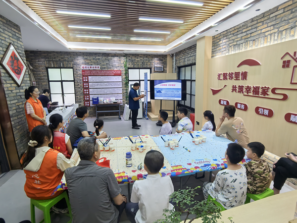 福州市反邪教协会开展“崇尚科学 远离邪教”社区宣传活动