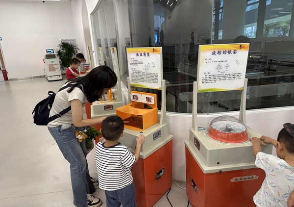 智启童心，科润书香——福州科技馆科普大篷车走进福州市少儿图书馆