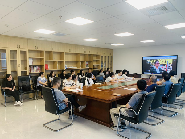 福州科技馆组织观看廉政教育警示片《1.1万吨水泥背后的猫腻》