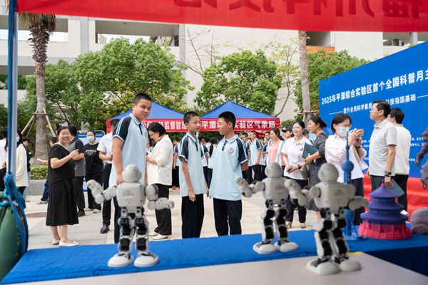 福州科技馆科普大篷车开进平潭师大附中——全国科普月主场活动启动，点燃校园科学热情