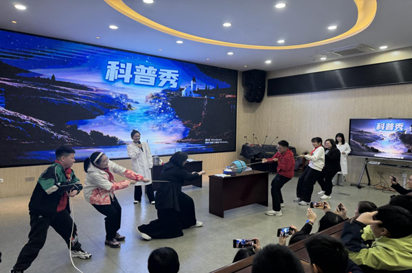大篷车进校园 科普润童心——福州科技馆助力乌山小学科技节趣味启幕
