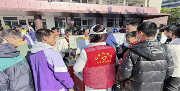 大篷车“驶”入铜盘中学 科技热潮点燃少年探索心——福州铜盘中学2025年科技节精彩启幕