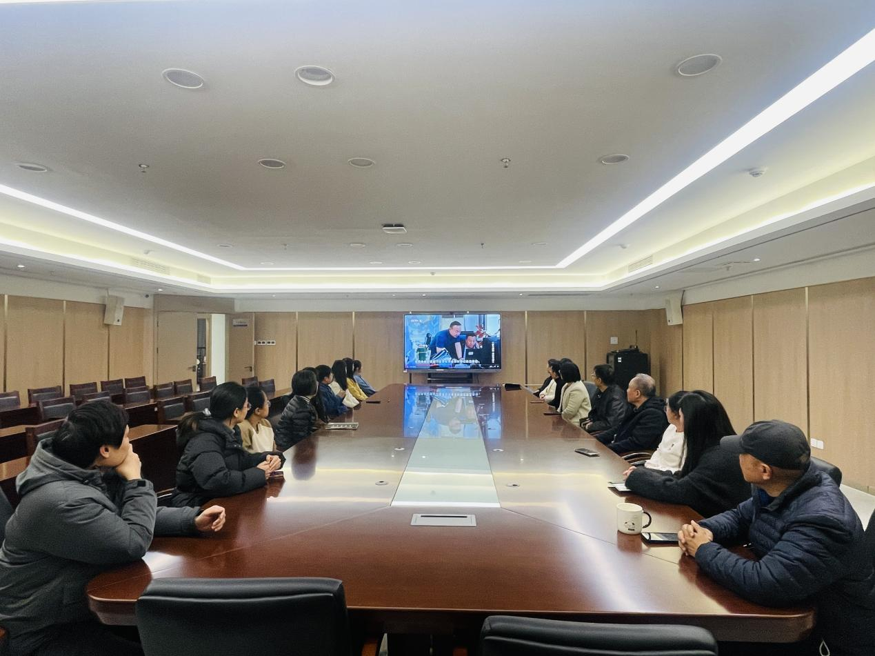 福州科技馆组织观看年度廉政教育专题片《一步不停歇 半步不退让》第一集 《纠风治乱为民》