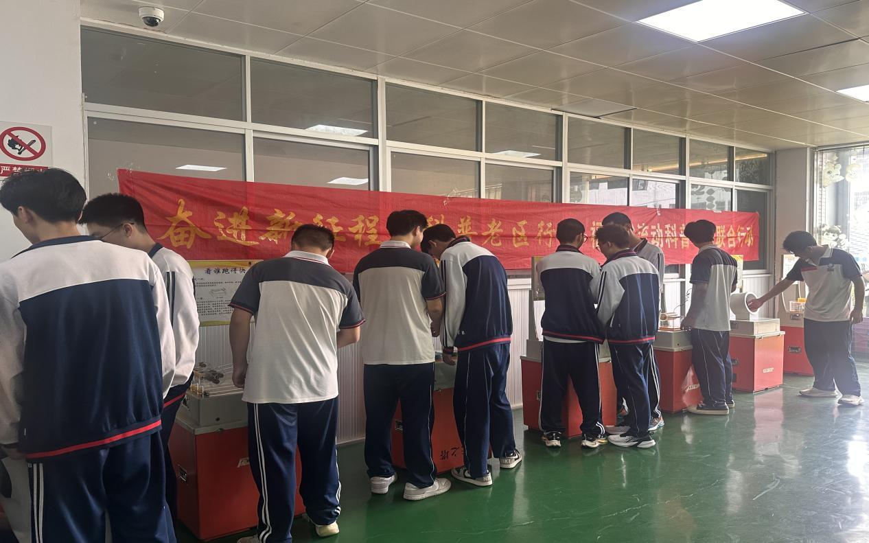 零距离触摸科学 榫卯间激发匠心 科普大篷车走进闽清职业中专学校