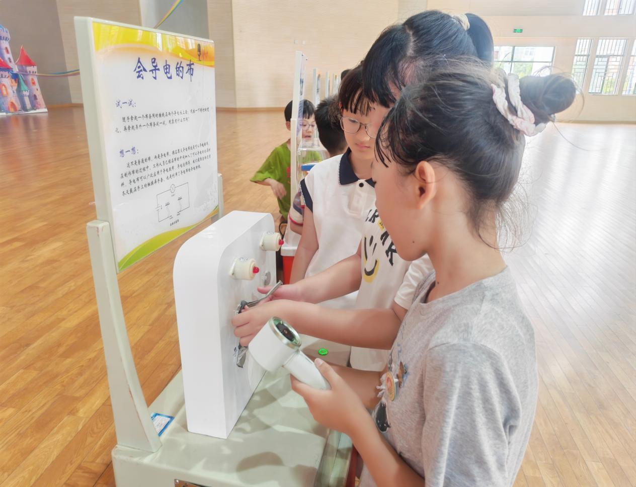 拾趣科学万象 涵养少年新知 ——福州科技馆科普大篷车驶入连江县江南中心小学