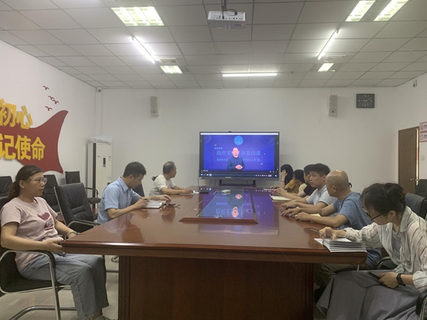 福州科技馆组织采购小组成员集中学习《政府采购法》